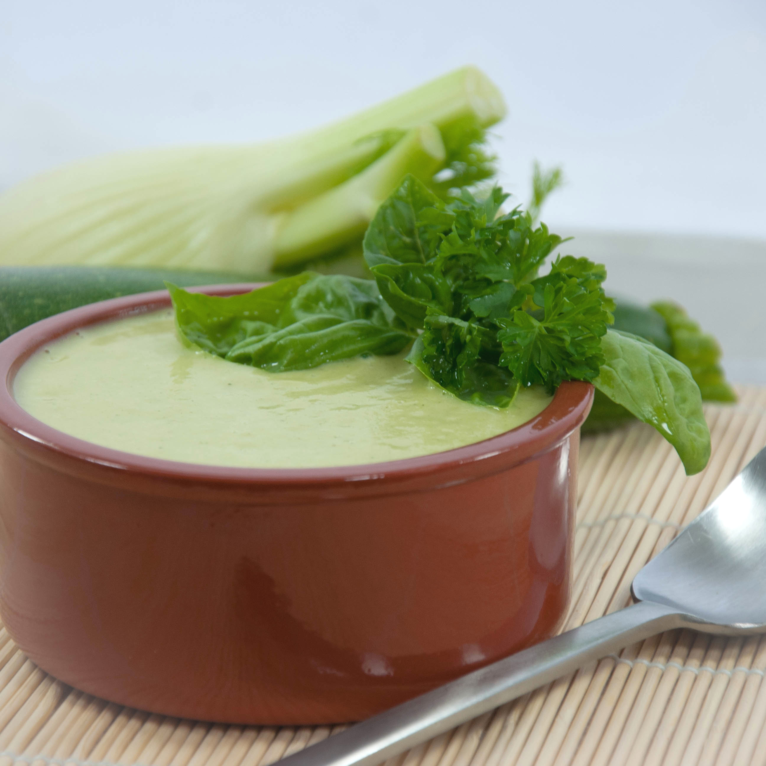 sommerliche Zucchini-Fenchel-Suppe