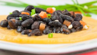 Schwarze Bohnen auf Süßkartoffel-Püree