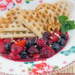 Vegane Waffeln mit Beeren-Kompott