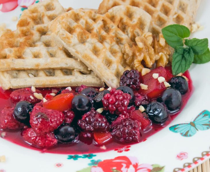 Vegane Waffeln mit Beeren-Kompott