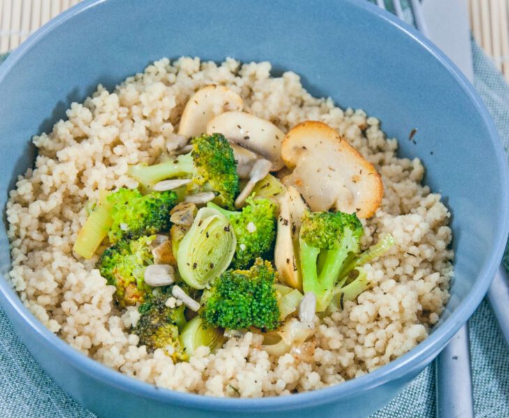 Veganes Couscous mit Brokkoli und Pilzen