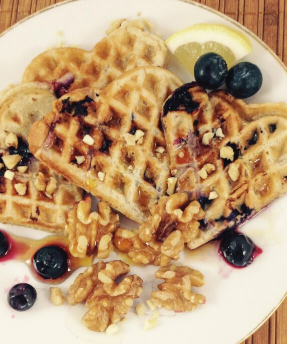 Vegane Blaubeer-Waffeln mit Ahornsirup