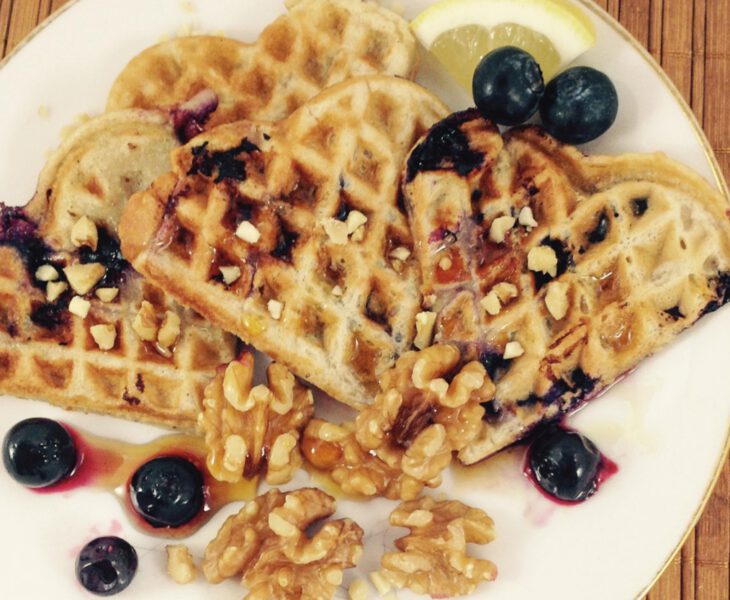 Vegane Blaubeer-Waffeln mit Ahornsirup
