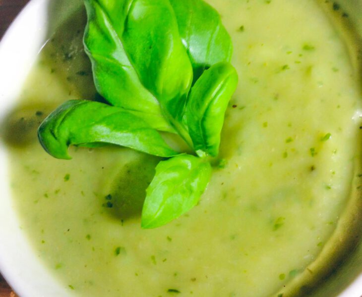 Wärmende Basilikum-Pastinaken-Cremesuppe