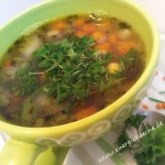 Brühe mit frischem Gemüse