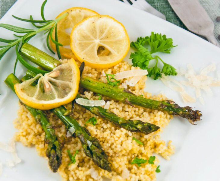 Gebackener Spargel mit Hirse