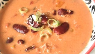 Rezept für Tomaten-Kokos-Suppe mit Kidney-Bohnen