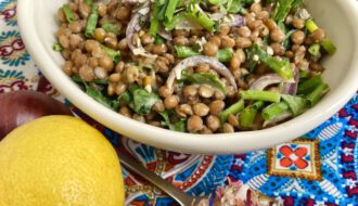 Frischer Kräuter-Linsen-Salat inspiriert von den fünf Elementen